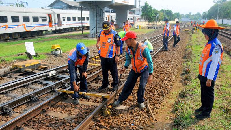 Selama Angkutan Lebaran Proyek Pekerjaan Rel Dihentikan