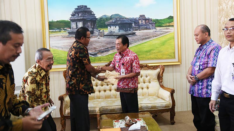 Keluarga Serulingmas Santuni Yatim Piatu dan Ponpes