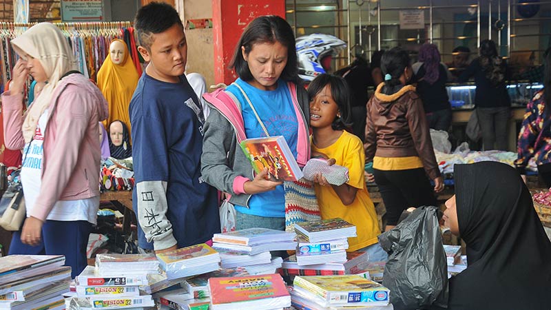 Pendapatan Pedagang Alat Sekolah Hingga Rp 2 Juta Per Hari