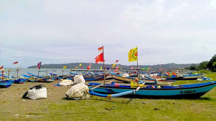 Pantai Cilacap Mengganas, Kapal Nelayan Karam Dihantam Ombak