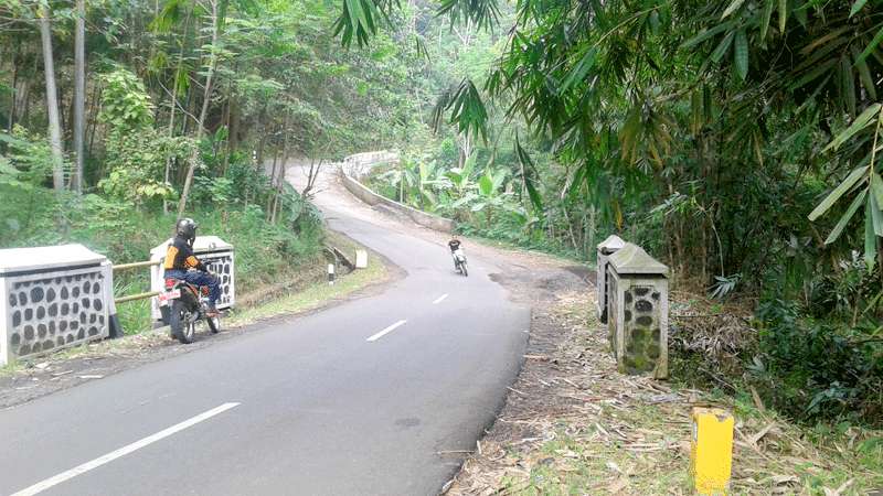 Jalan Provinsi Majenang-Brebes Penuh Tikungan Ekstrem