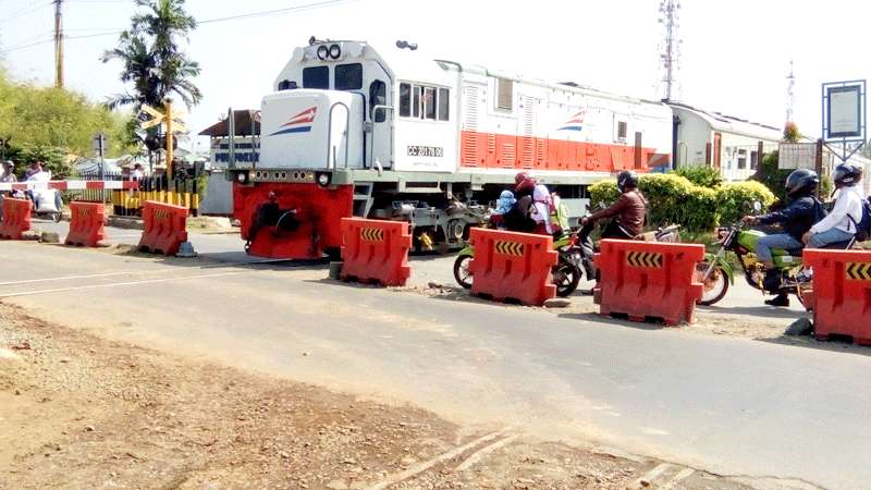 Lagi, Pelanggar Palang Pintu Kereta Semakin Nekat