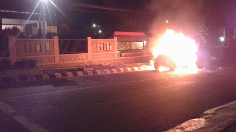 Diduga Korsleting, Mobil Hangus Terbakar di Jalan HR Boenyamin