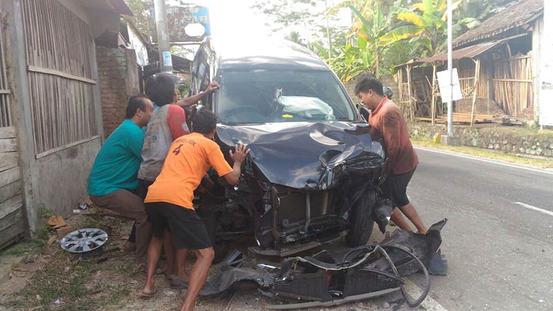 Mobil Camat Batur Kecelakaan di Petambakan