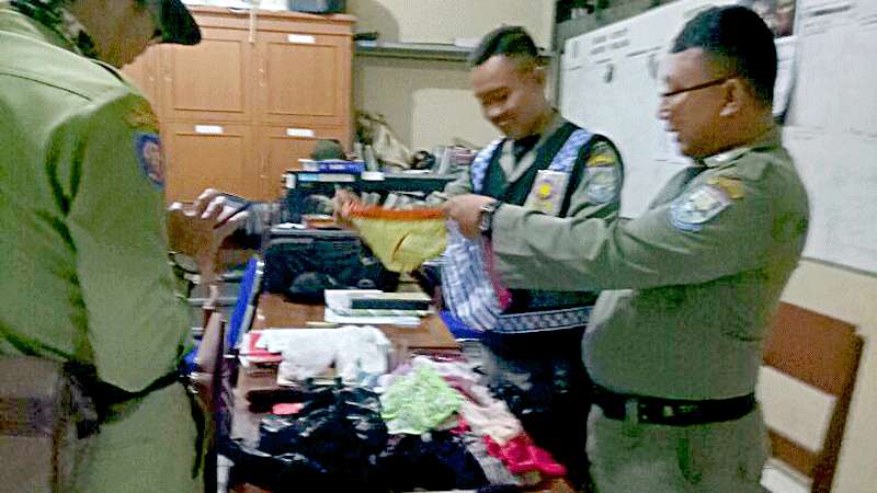 Operasi Pekat Satpol PP Purbalingga Temukan Puluhan Pakaian Dalam di Jalan