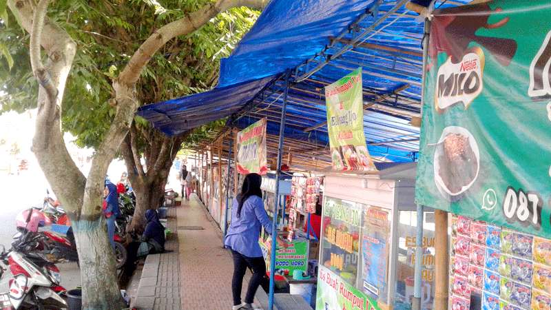 PKL Taman Kota Majenang Masih Jualan di Depan Taman