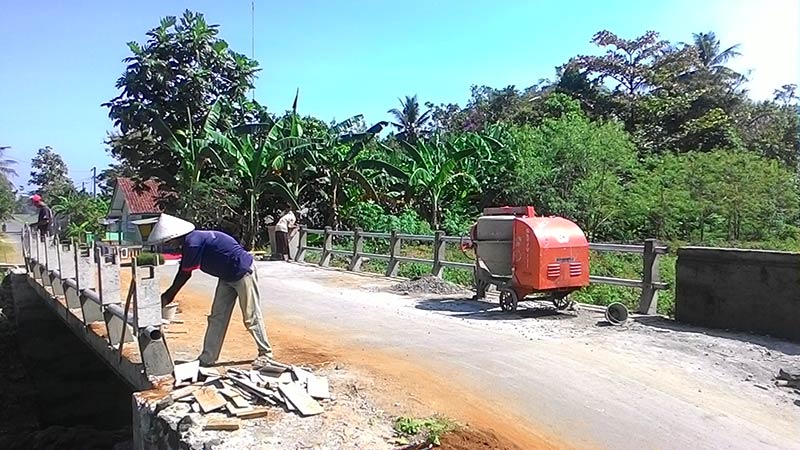 Pembangunan Jembatan Desa Karangpetir Tanpa Papan Proyek