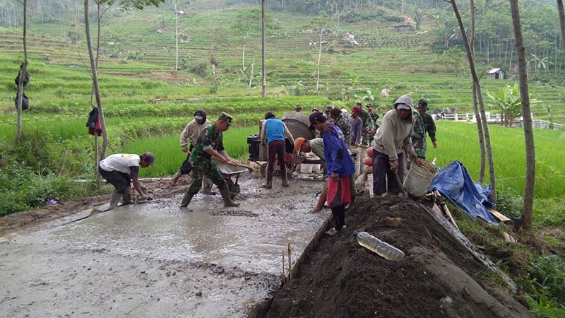 Jalan Becek Menjadi Sasaran TMMD