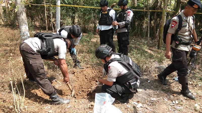 Bakar Sampah, Mortir Meledak