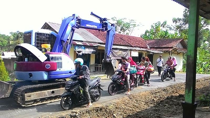 Peningkatan Jalan Sokawera Terkendala Air