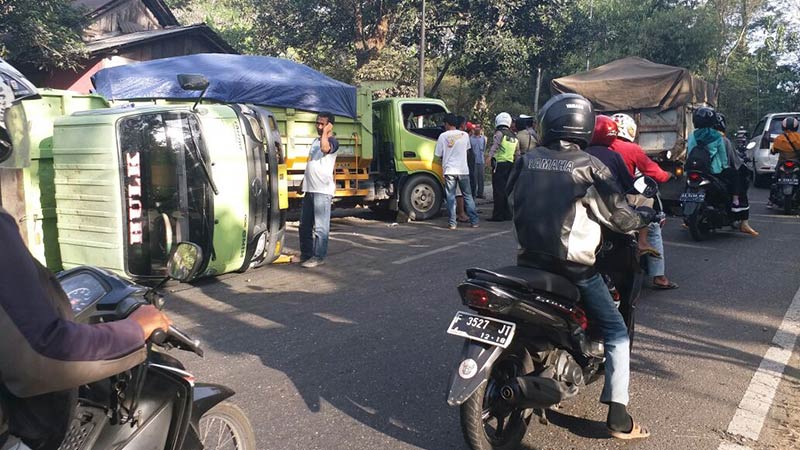 Dump Truck Terguling di Tanjakan Kejawar Picu Selama Macet Dua Jam