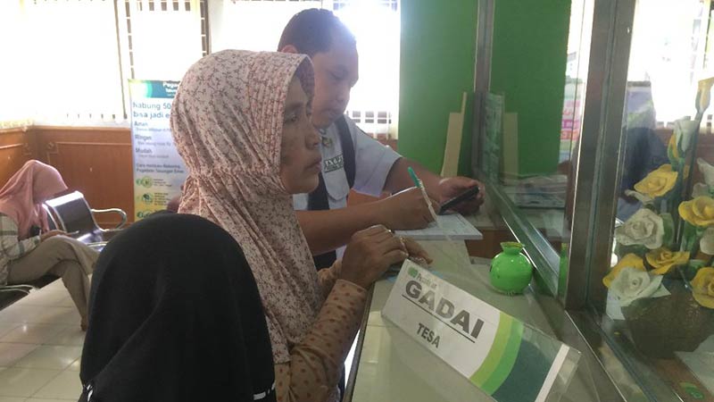 Warga Ramai-ramai Gadaikan Barang Untuk Biaya Sekolah