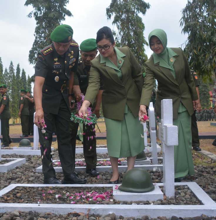 HUT ke-57, Anggota Korem 071/Wk Ziarah Bersama