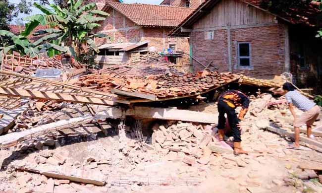 Heboh, Rumah Budi Tiba-Tiba Roboh