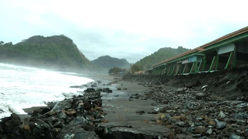 Abrasi Pantai Suwuk Makin Parah