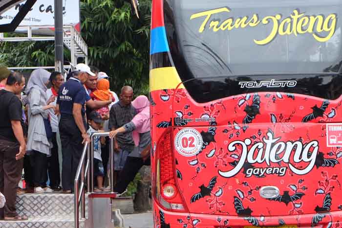 Penumpang BRT Terpaksa Melompat dari Halte