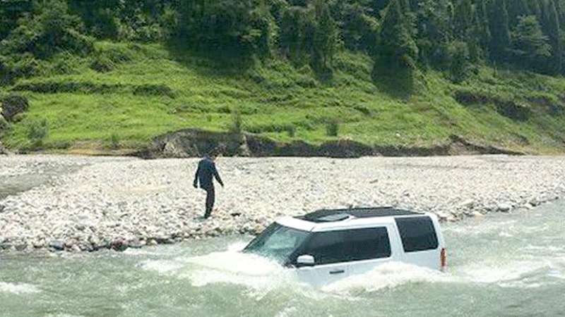 Demi Hemat Rp 43 Ribu, Mobil Hanyut di Sungai