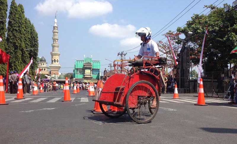 Pengemudi Becak Adu Ketangkasan