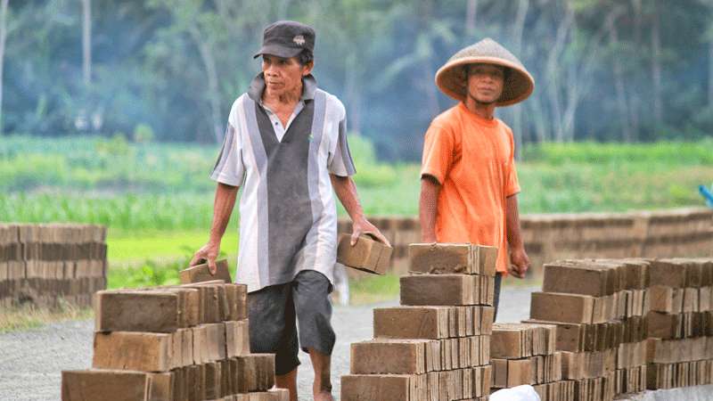 Perajin Batu Bata Klirong Pacu Produksi