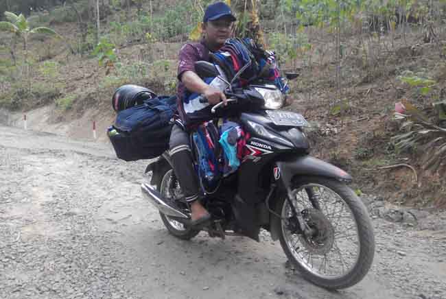 Tiga Kilometer Jalan Kabupaten Rusak