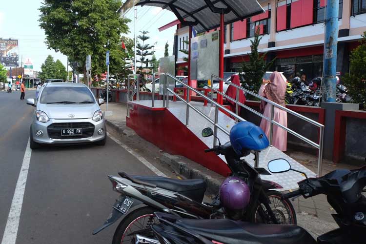 Halte BRT Terganggu Parkiran