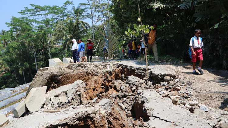 Longsor Kutayasa Dipicu Irigasi Bocor