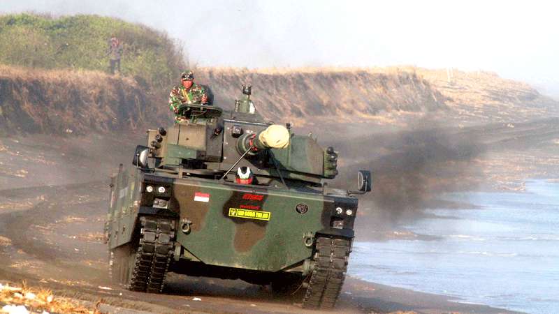 Tank Buatan Pindad Diuji Coba di Pantai Setrojenar