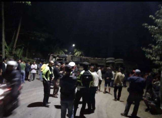 Truk Ngguling Macetkan Jalan Raya Ajibarang