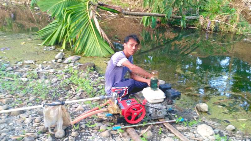 Warga Kejawang Kebumen Ambil Air dari Sungai