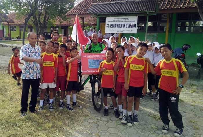 Bersepeda ke Jakarta Demi Sekolah Rumah
