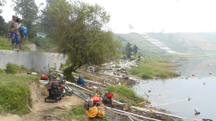 Petani Dieng Sedot Air Telaga Merdada