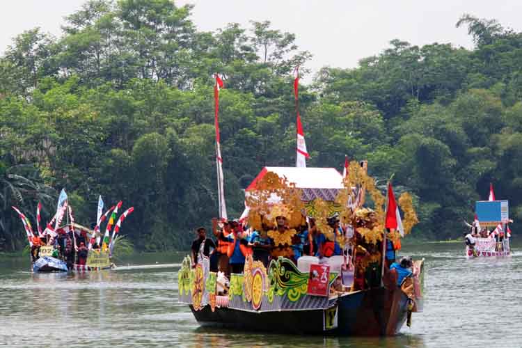 Tak Semua Peserta Festival Serayu Berpelampung