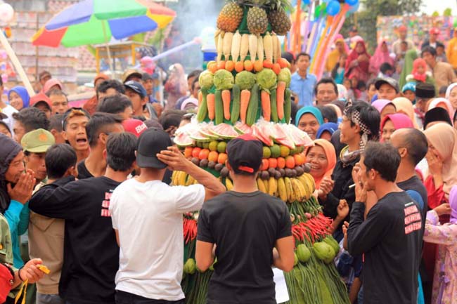 Grebeg Gunungan Meriahkan Festival Dewi Gita