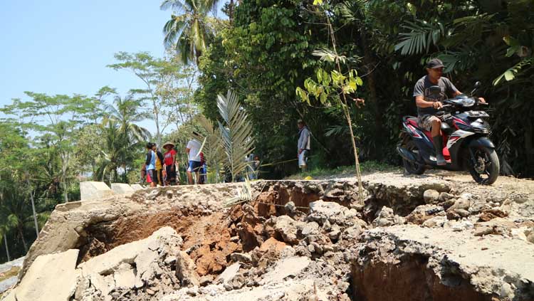 Jalan Longsor, 540 Jiwa Terancam Terisolir