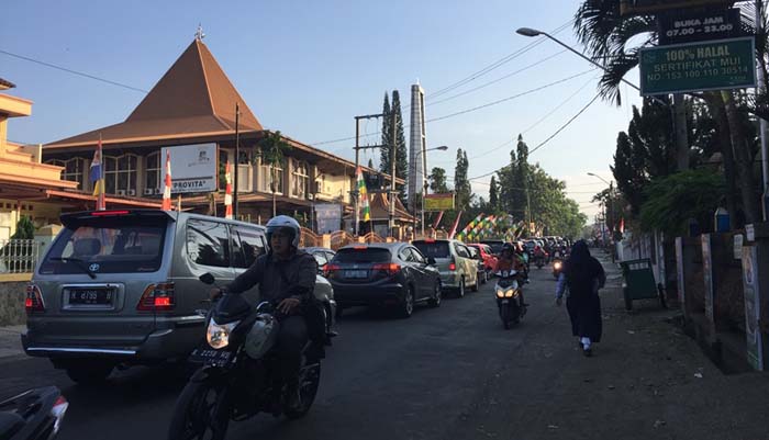 Komplek, Penyebab Kemacetan Jalan Gereja