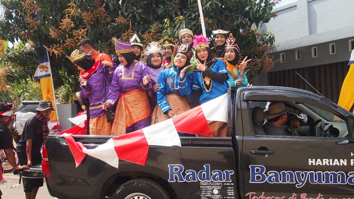 Meriah Karnaval di Sokaraja Kulon