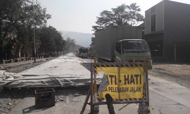 Jalur Pekuncen-Brebes Macet Parah