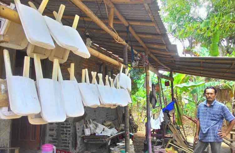 Pengrajin Barongan Andalkan Alat Manual