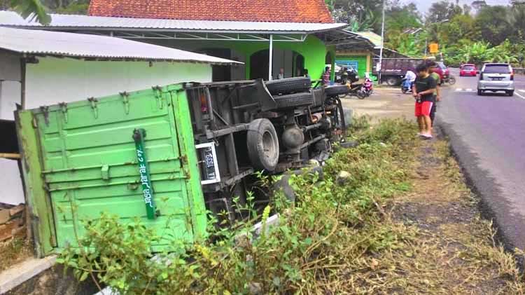 Sopir Lihat Penampakan, Truk Terguling