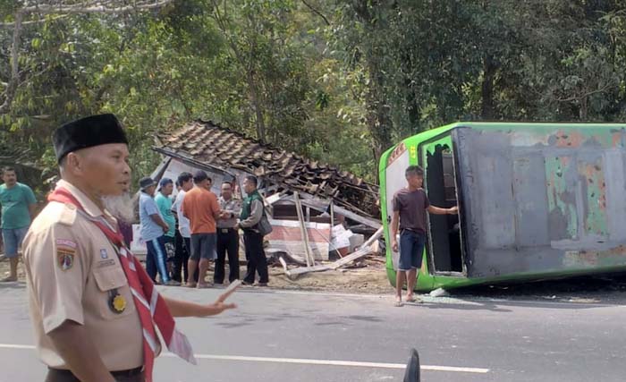 Truk Vs Bus, Pemilik Warung Jadi Korban