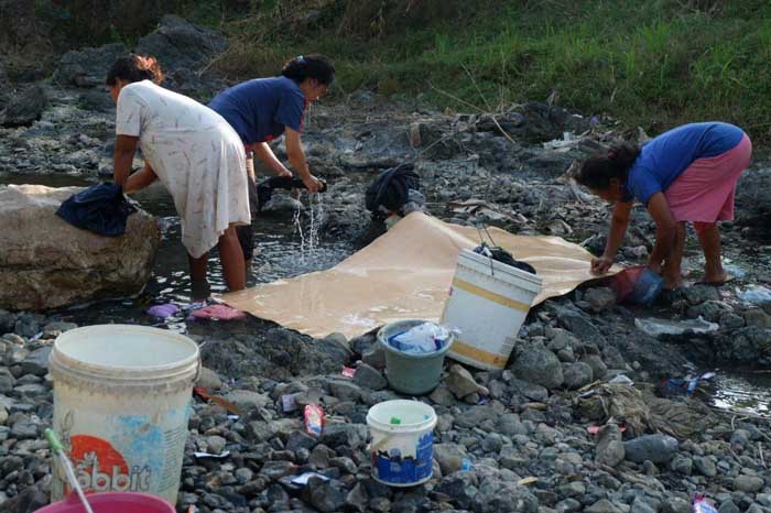 Kekeringan Paksa Warga Mengeruk Sungai