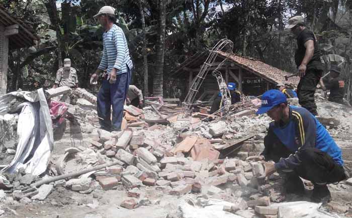 Rumah Roboh Diduga Dampak Gempa