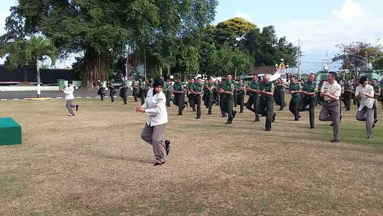 Anggota Kodim Latihan Senam Gemu Famire