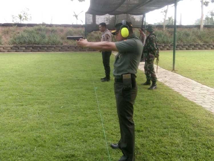 Persiapan Kompetisi, Dandim Latihan Menembak