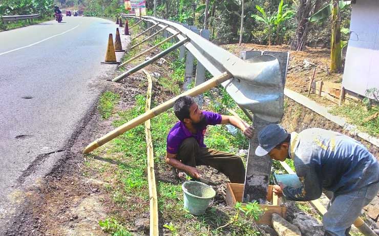 Ditabrak Truk, Guardrail Rusak