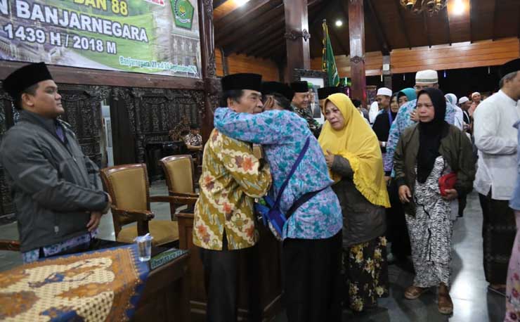 Isak Tangis Warnai Kepulangan Jamaah  Haji Banjarnegara