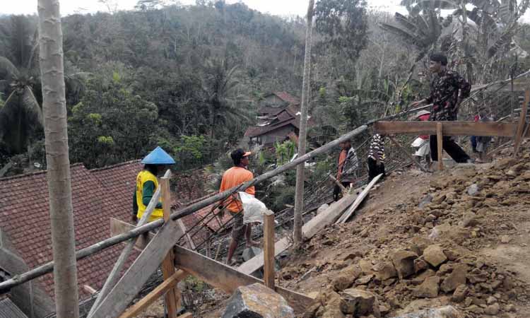 Antisipasi Longsor, Paningkaban Bangun Talud