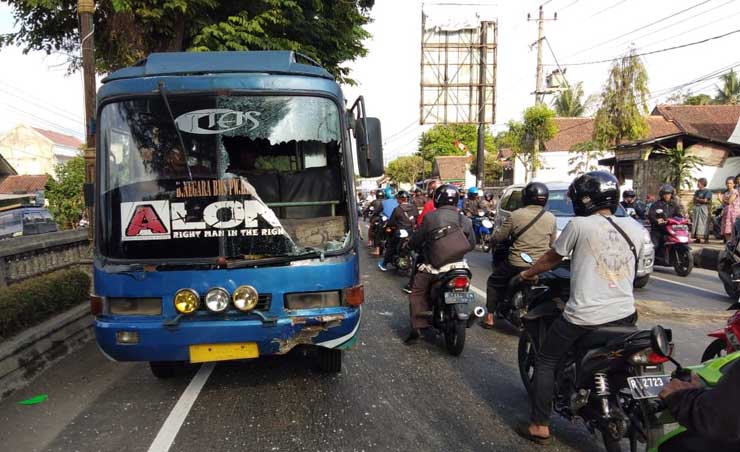 Mikrobus VS Motor, Satu Luka