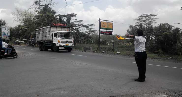 Dihentikan, Banyak Truk Terobos Jembatan Timbang