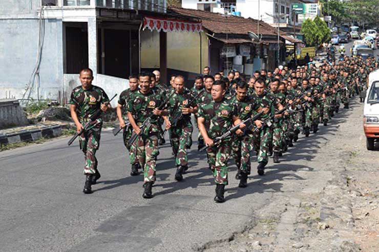 Ratusan TNI Menenteng Senjata Keliling Kota